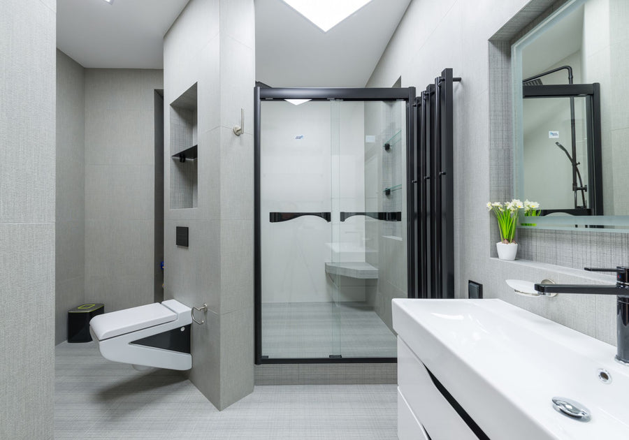 Lichte badkamer met toilet en inloopdouche