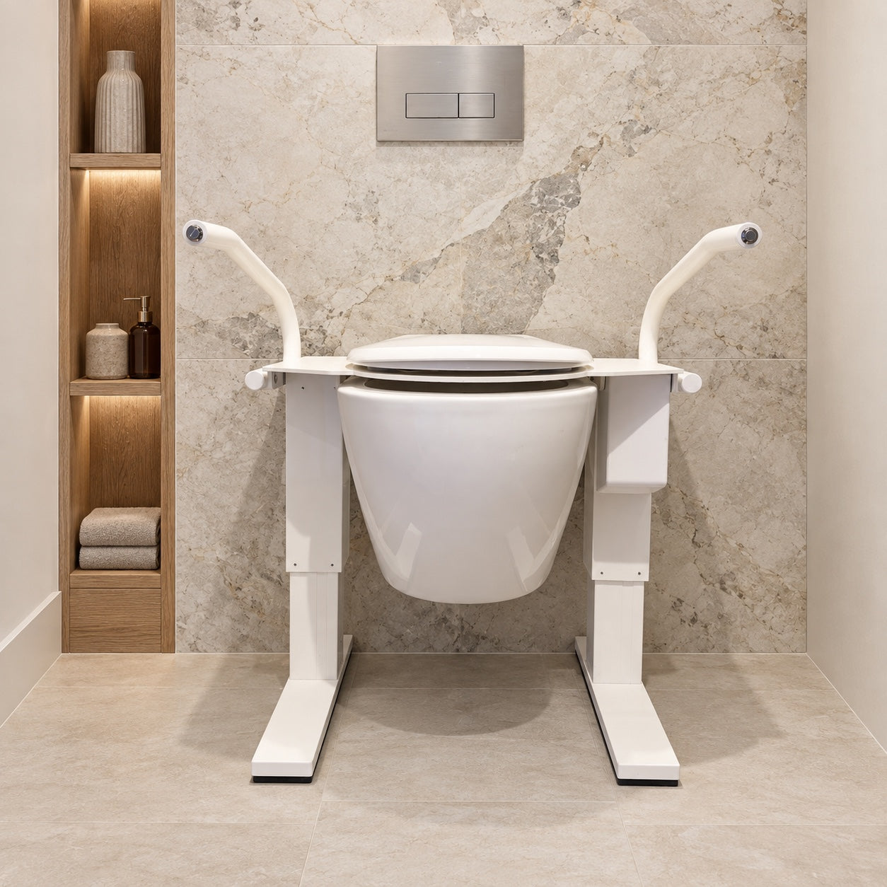 De Comfort StandUp vrijstaand over een hangend toilet in een badkamer met marmeren wand